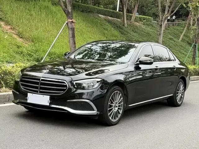 Mercedes-Benz E-Class — фото 1
