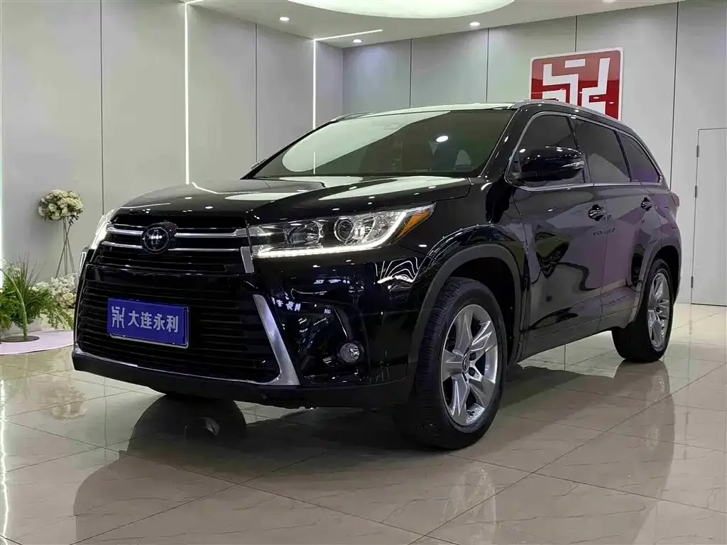 Toyota Highlander — фото 1