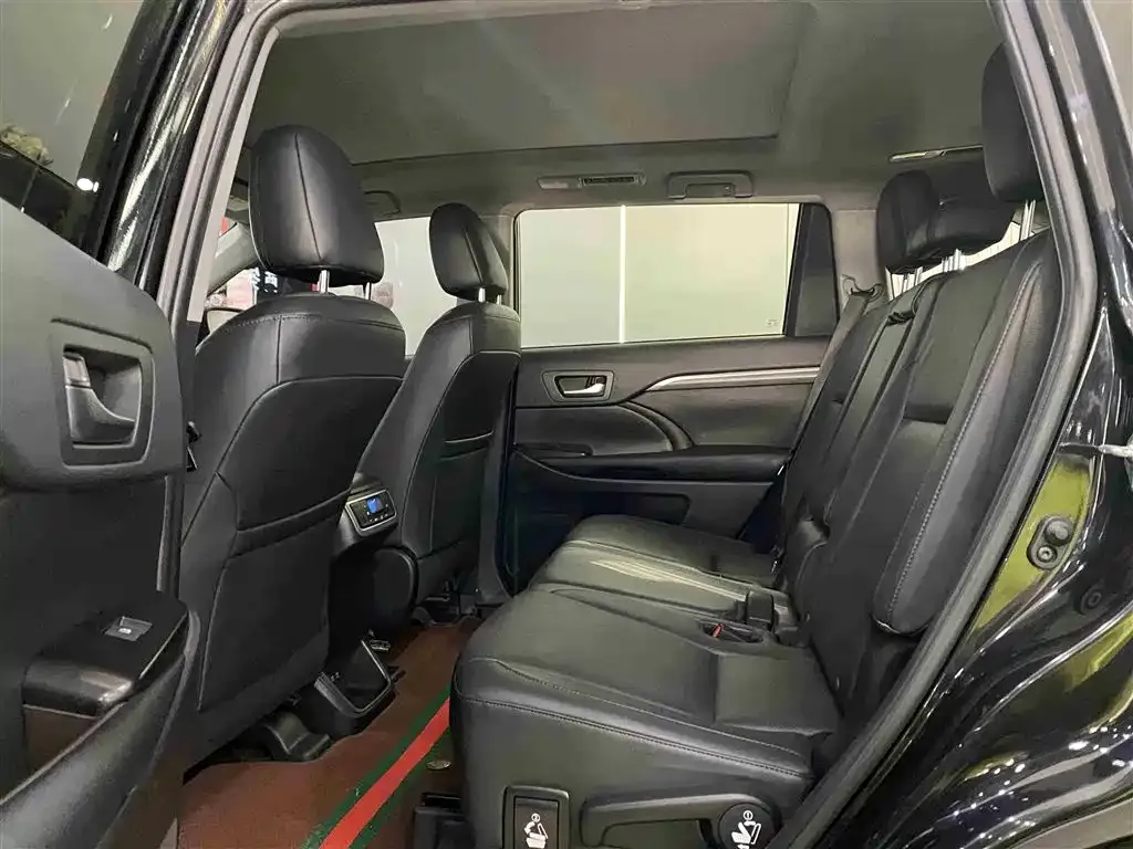 Toyota Highlander — фото 10