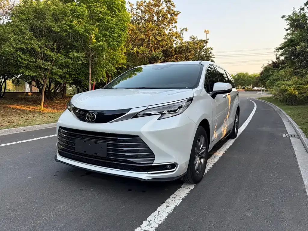 Toyota Sienna — фото 1