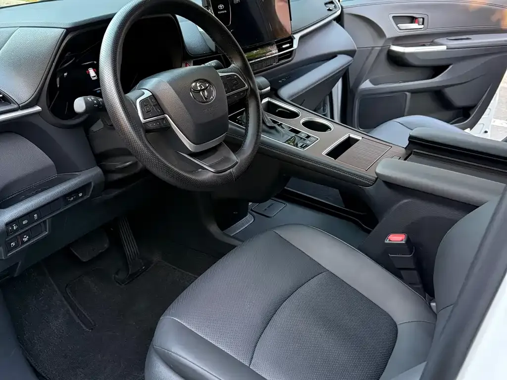 Toyota Sienna — фото 6