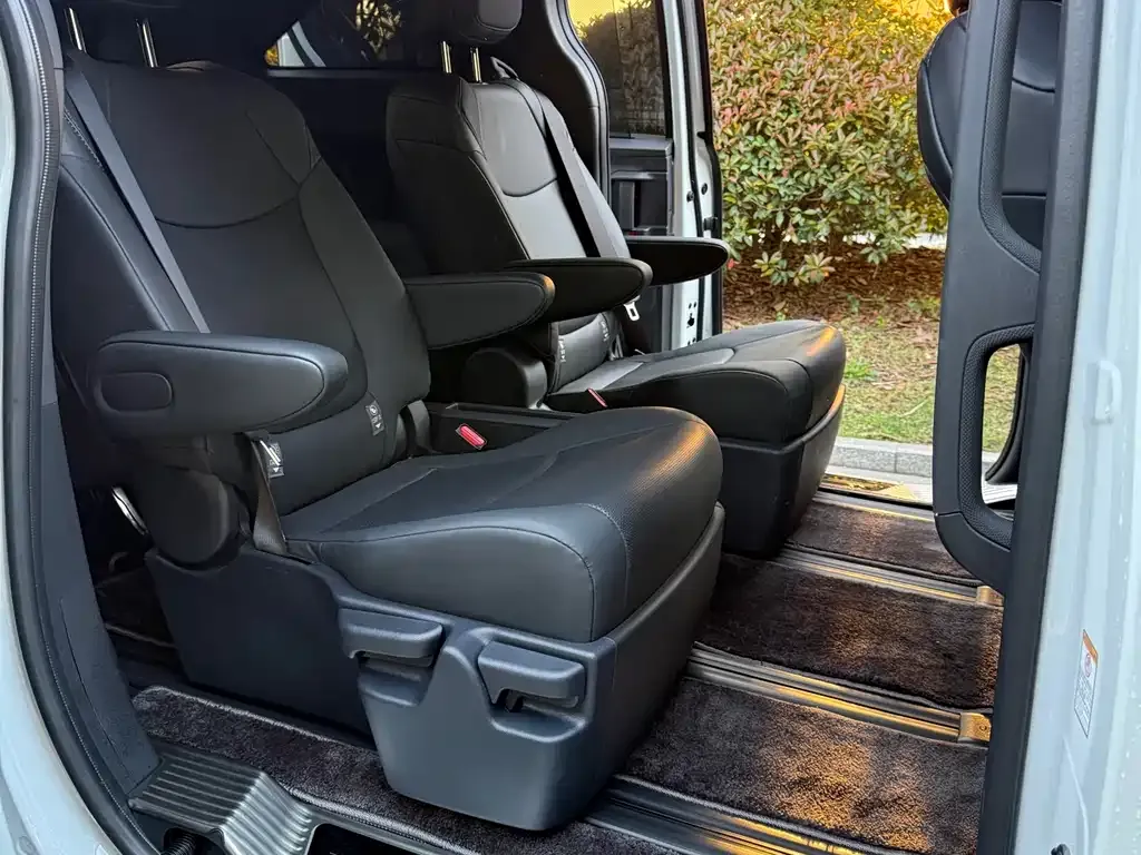 Toyota Sienna — фото 2