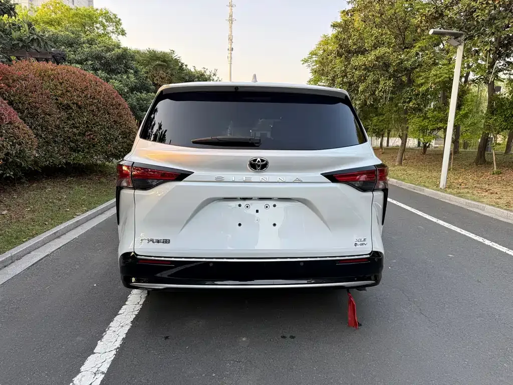 Toyota Sienna — фото 9