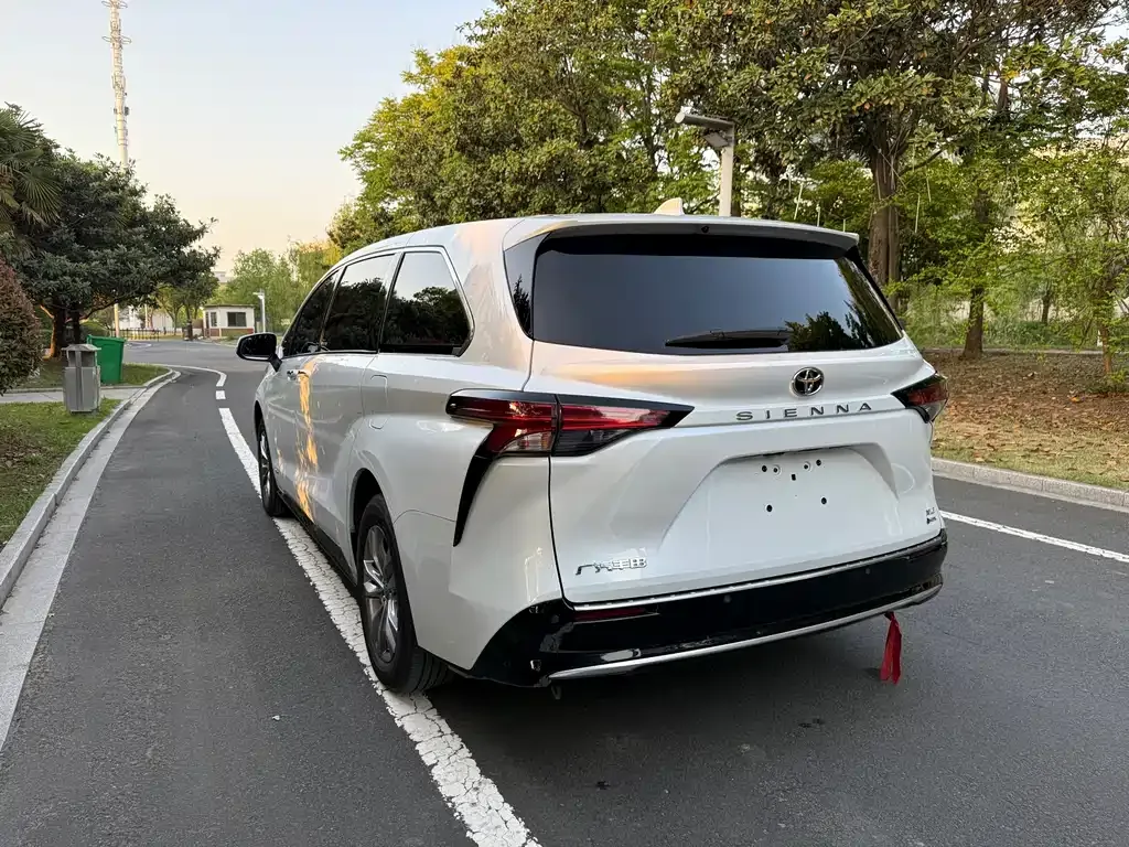 Toyota Sienna — фото 4
