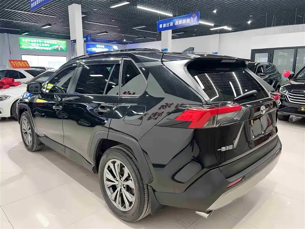 Toyota RAV4 — фото 7