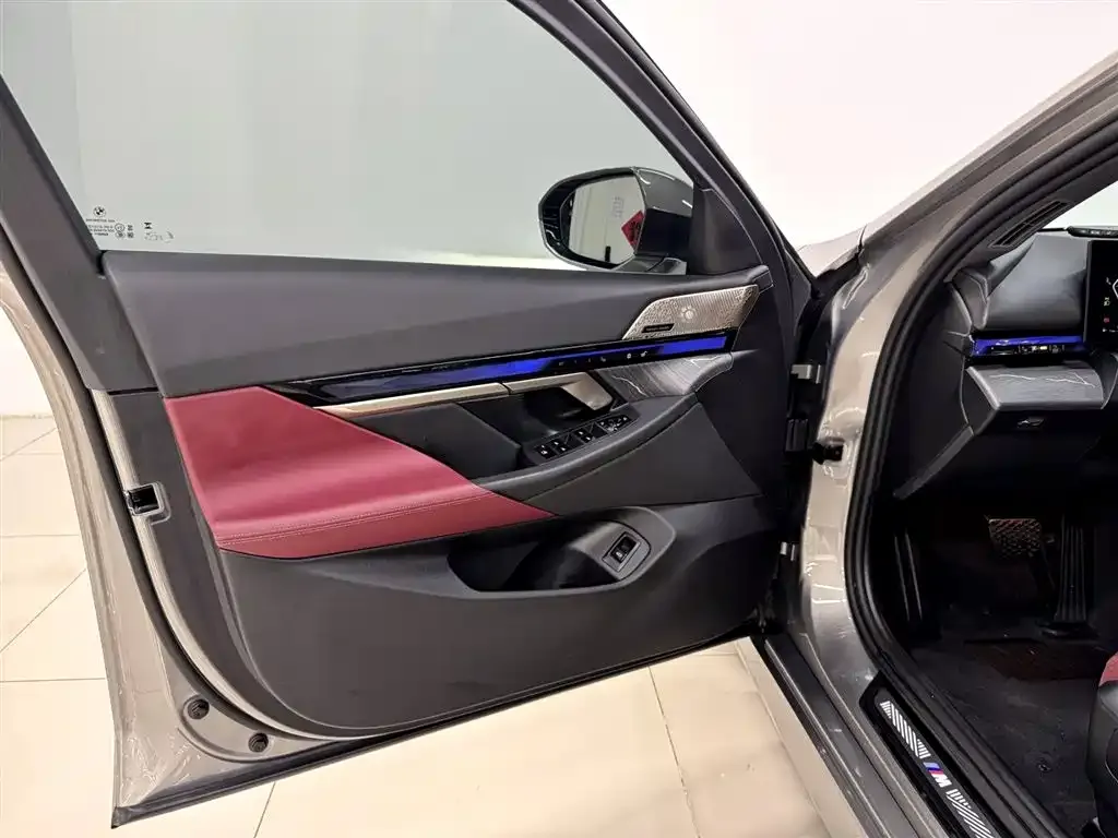 BMW 5 Series 2024 из CN, фото 7