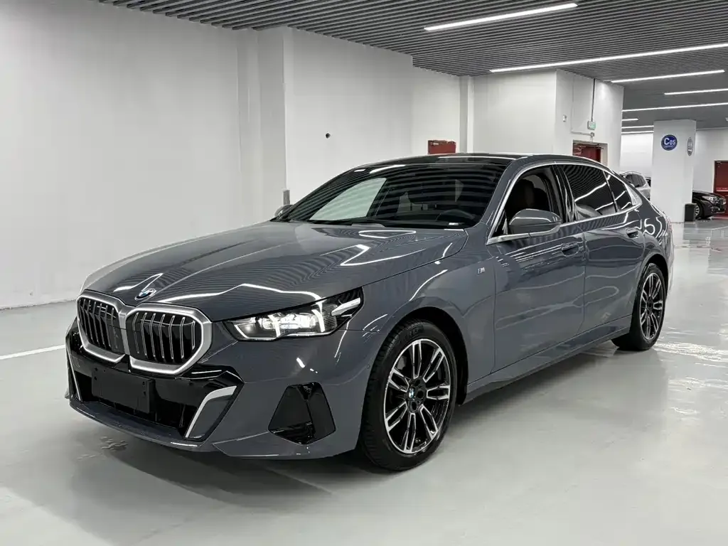BMW 5 Series — фото 1