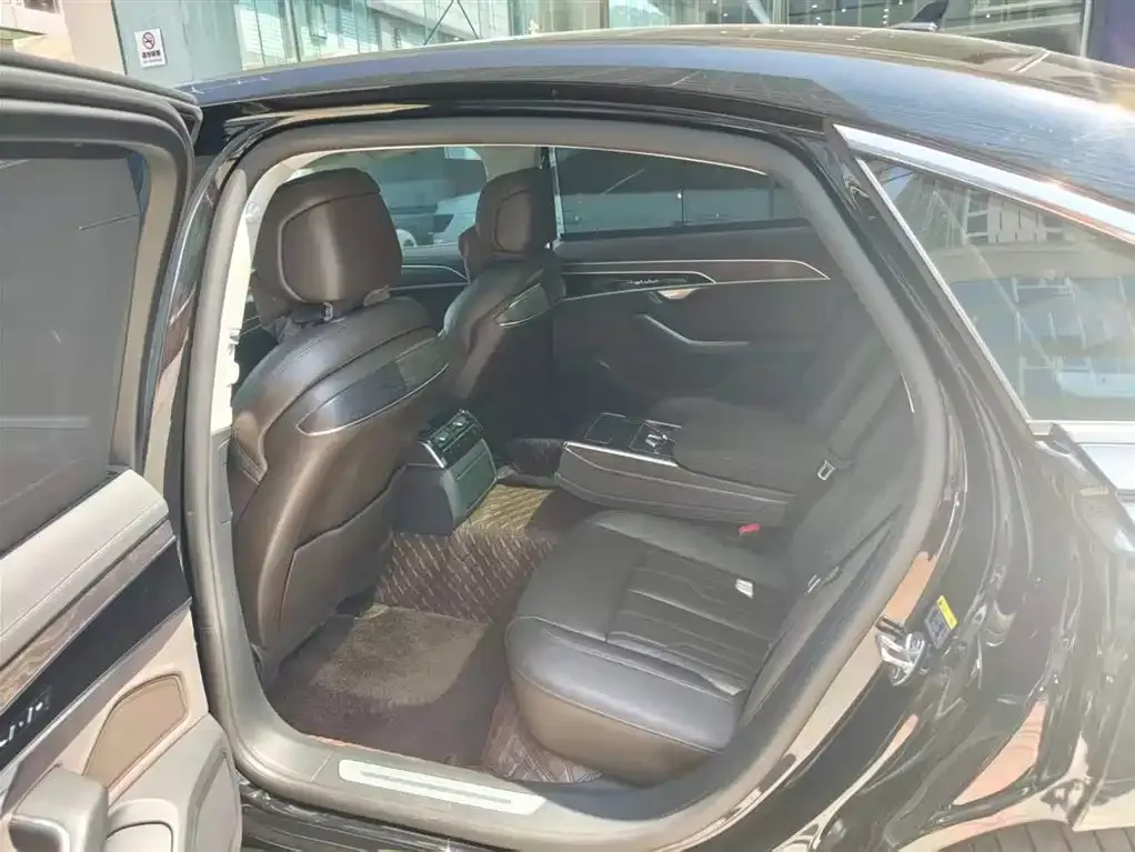 Audi A8 2023 из CN, фото 2