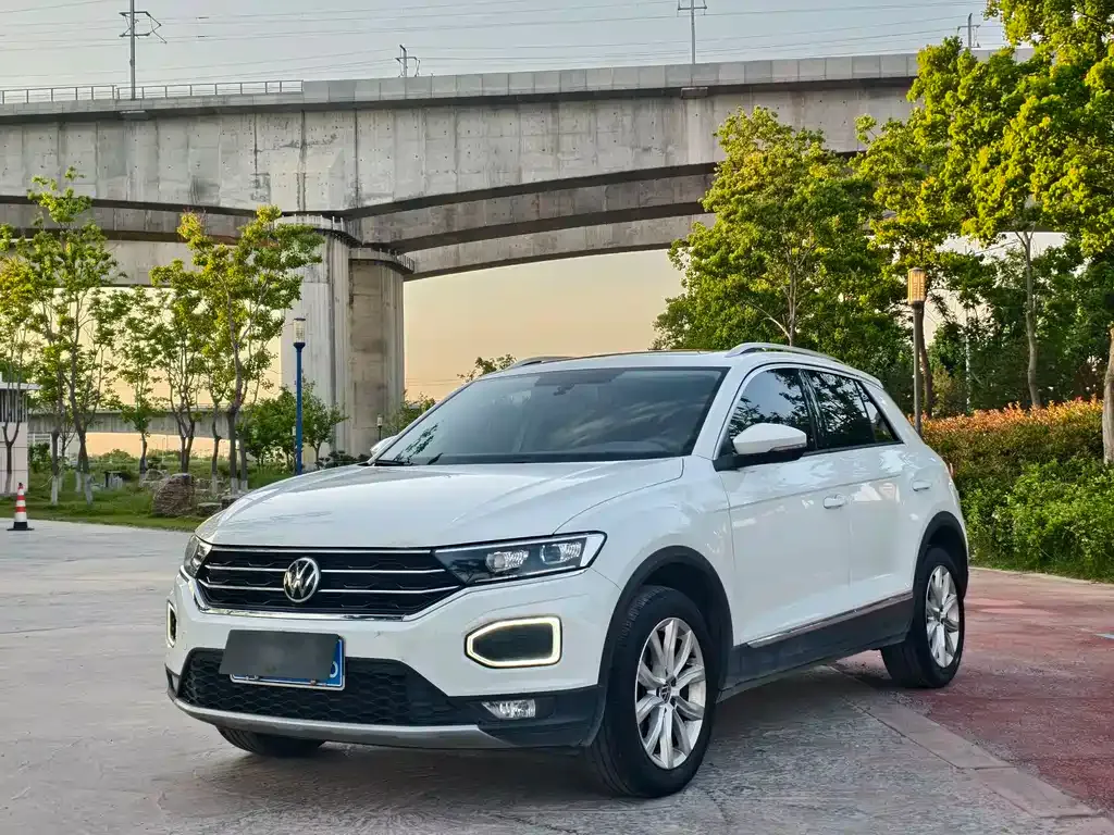 Volkswagen T-Roc — фото 1