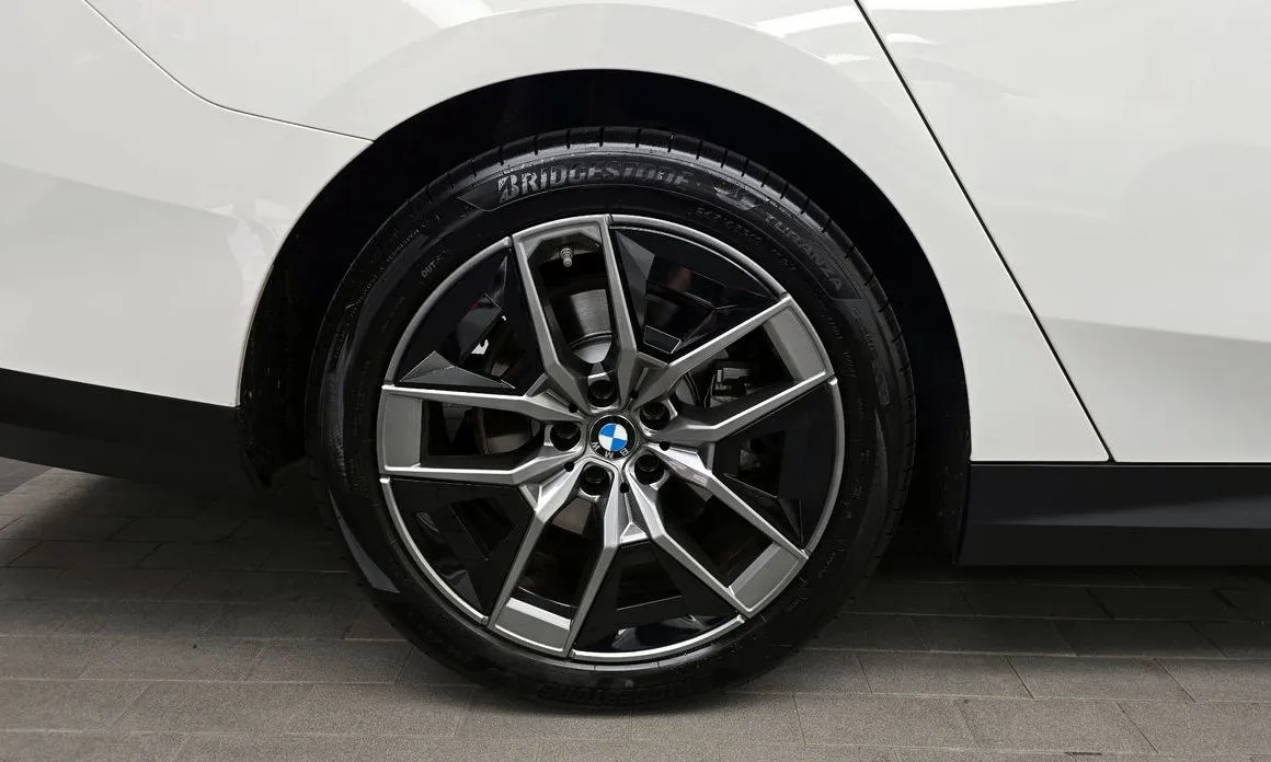 BMW 5-Series 2024 из KR, фото 2