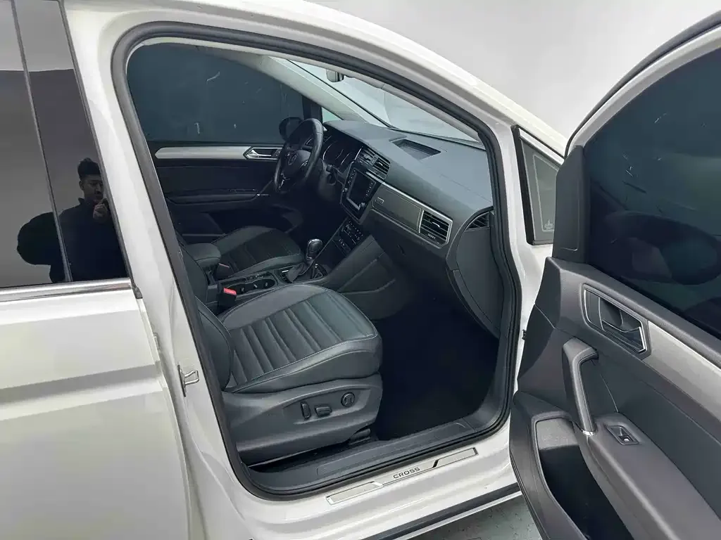 Volkswagen Touran 2022 из CN, фото 3