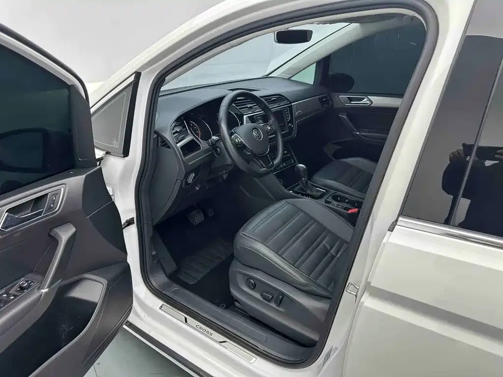 Volkswagen Touran 2022 из CN, фото 8