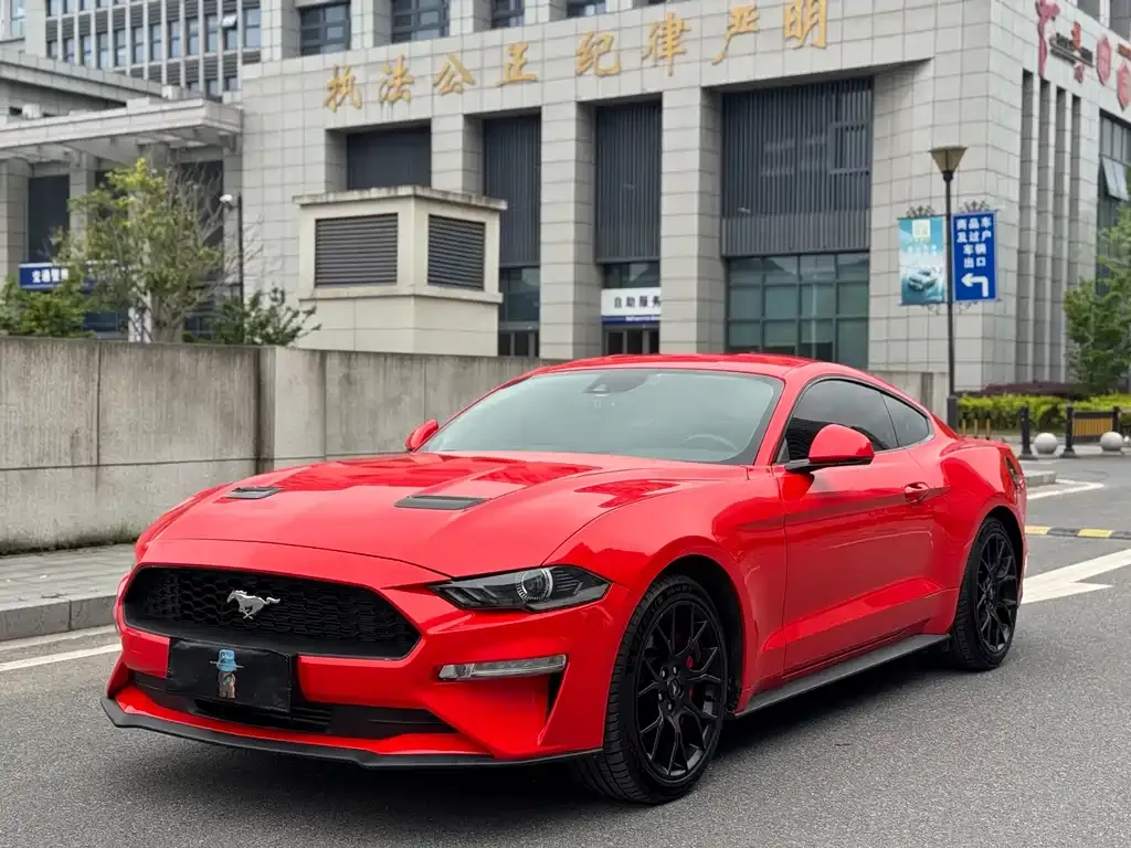 Ford Mustang — фото 1