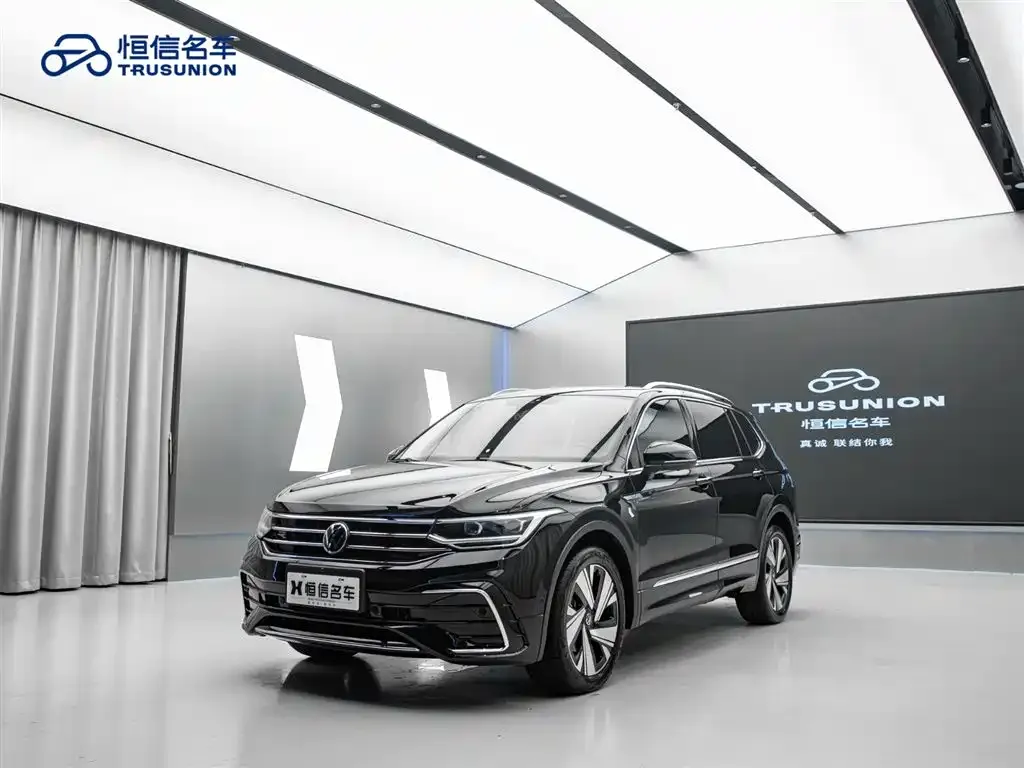 Volkswagen Tiguan L — фото 1