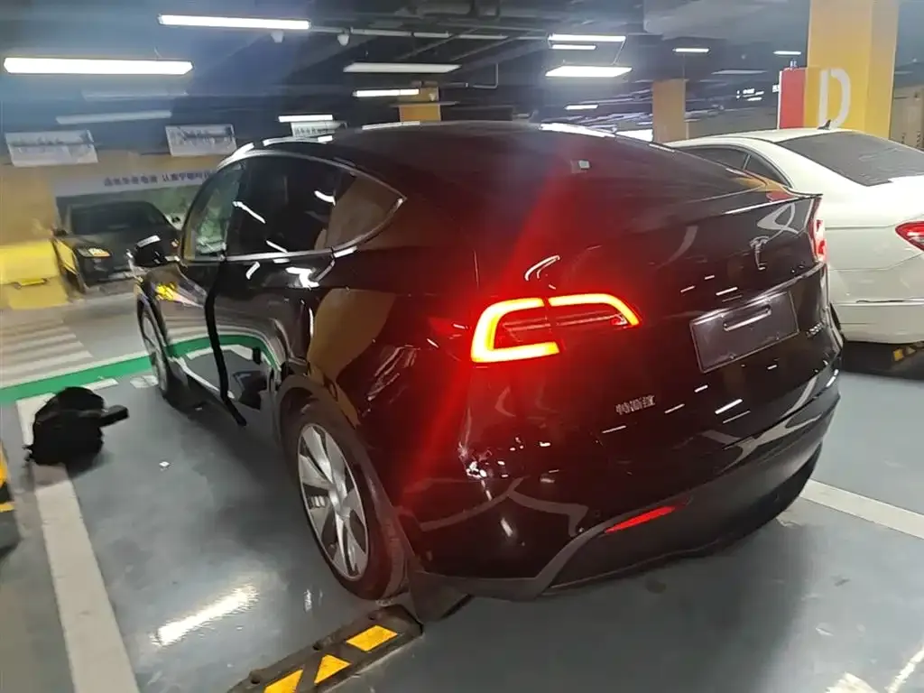 Tesla Model Y — фото 9