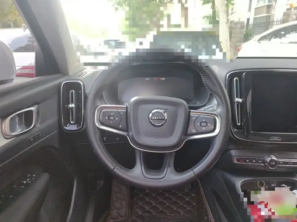 Volvo XC40 — фото 10