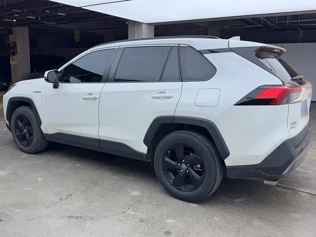 Toyota RAV4 — фото 4
