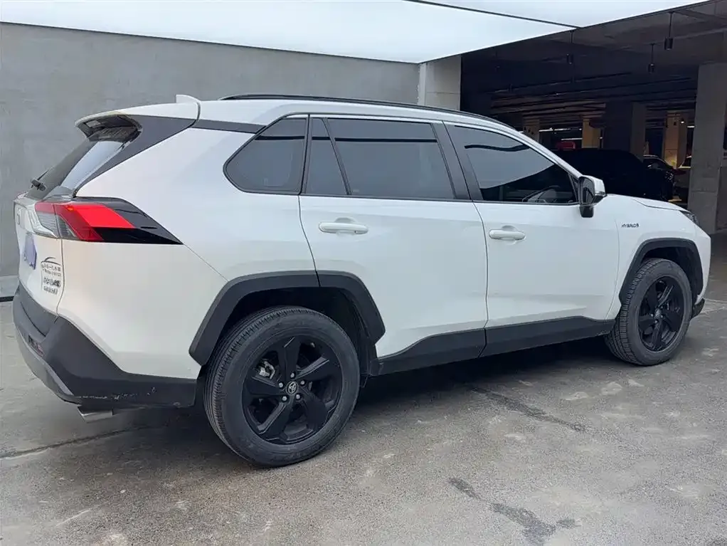 Toyota RAV4 — фото 10