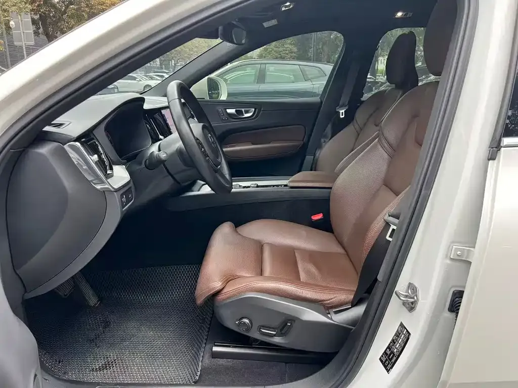 Volvo XC60 — фото 4