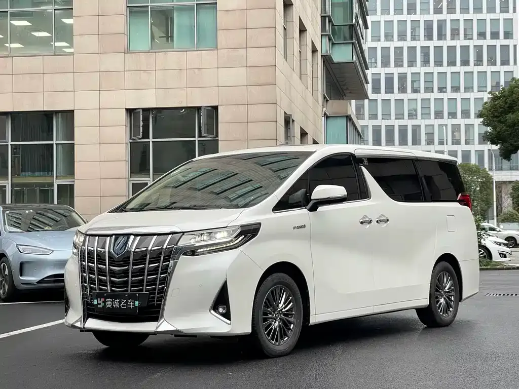 Toyota Alphard — фото 1