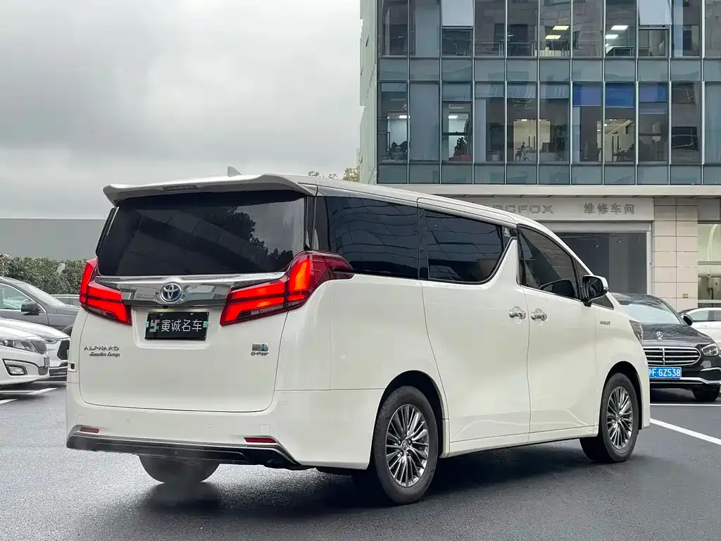 Toyota Alphard — фото 10