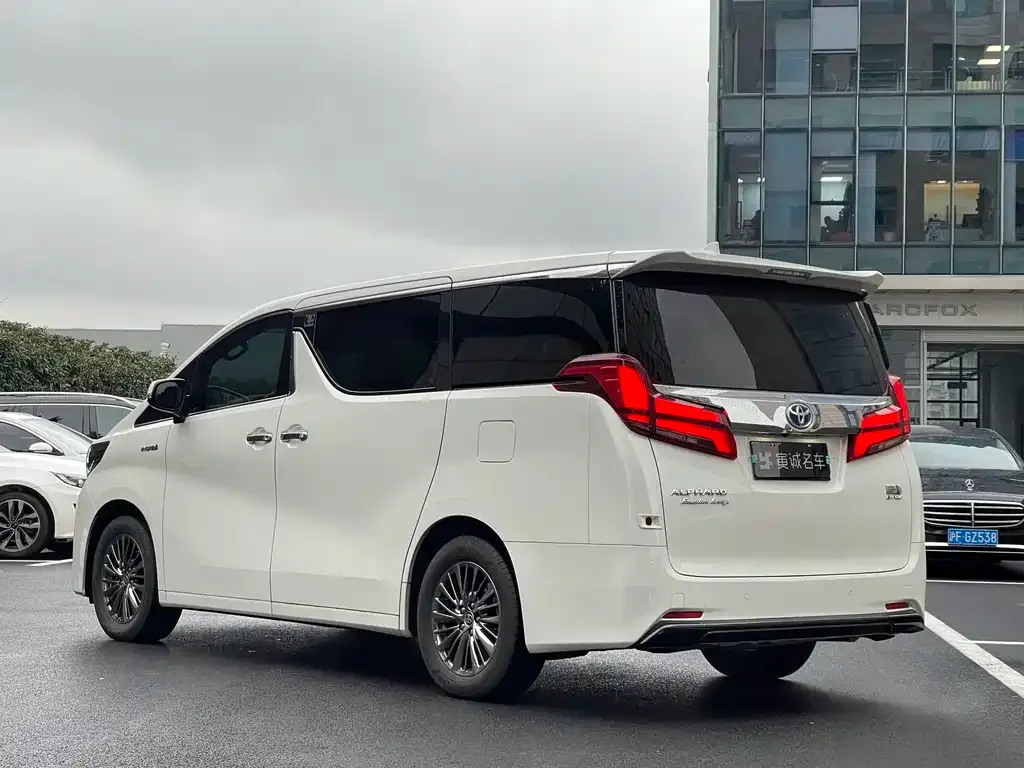 Toyota Alphard — фото 4