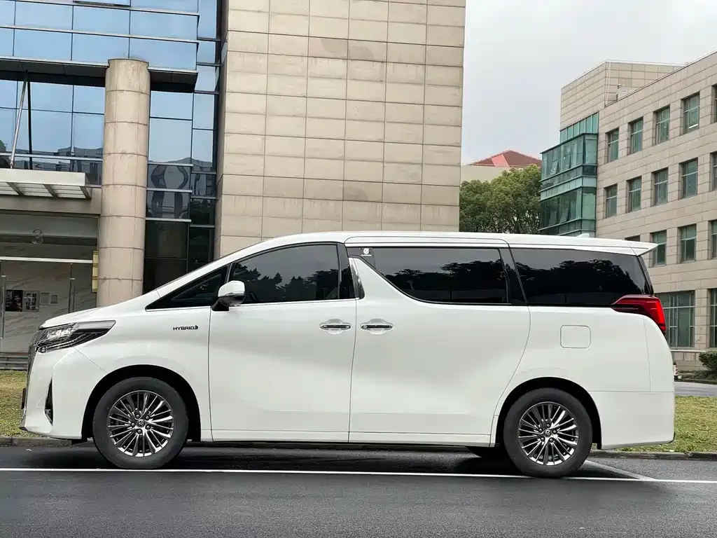 Toyota Alphard — фото 3