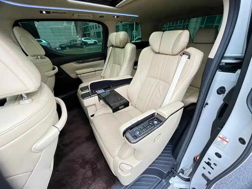 Toyota Alphard — фото 6