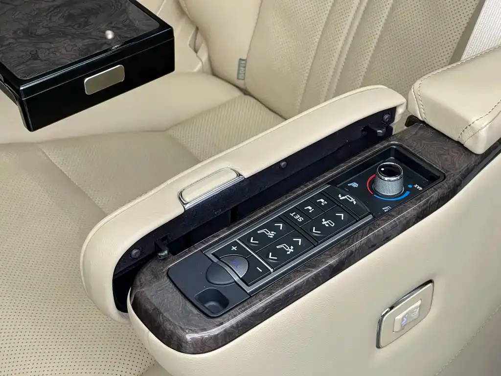 Toyota Alphard — фото 2