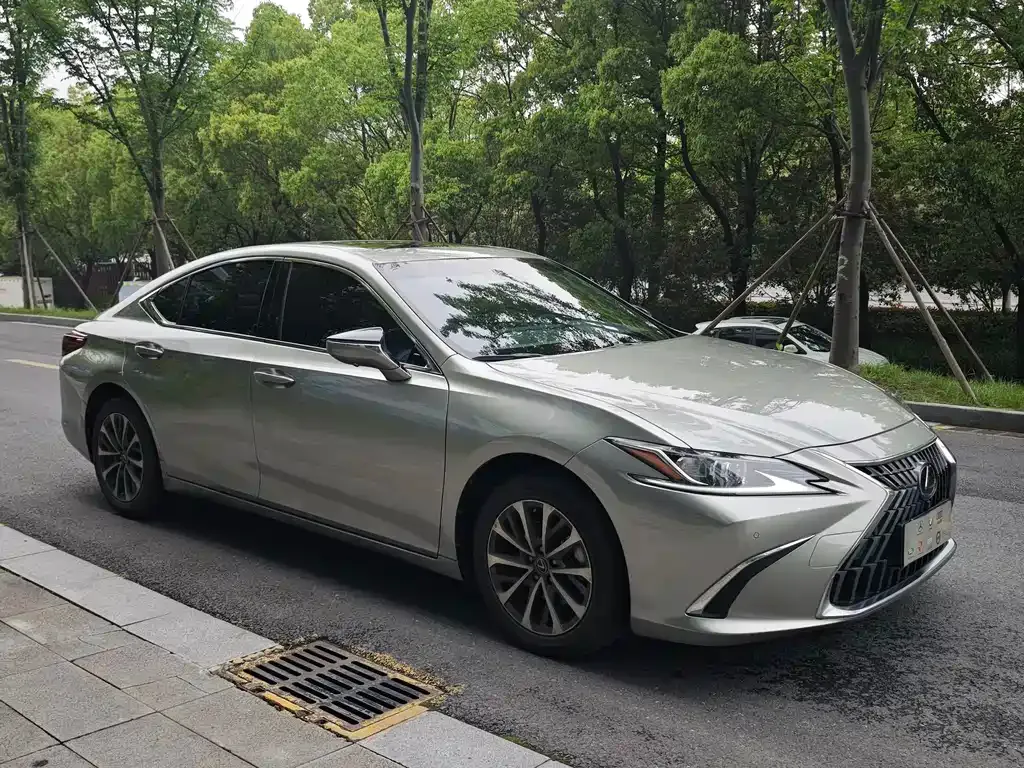 Lexus ES — фото 1