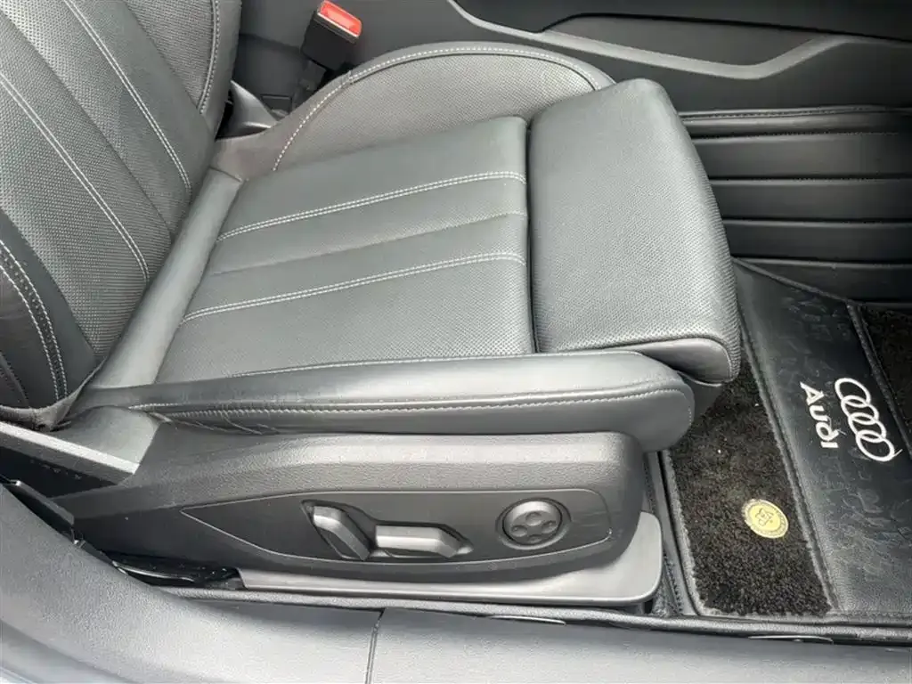 Audi A4L 2023 из CN, фото 10