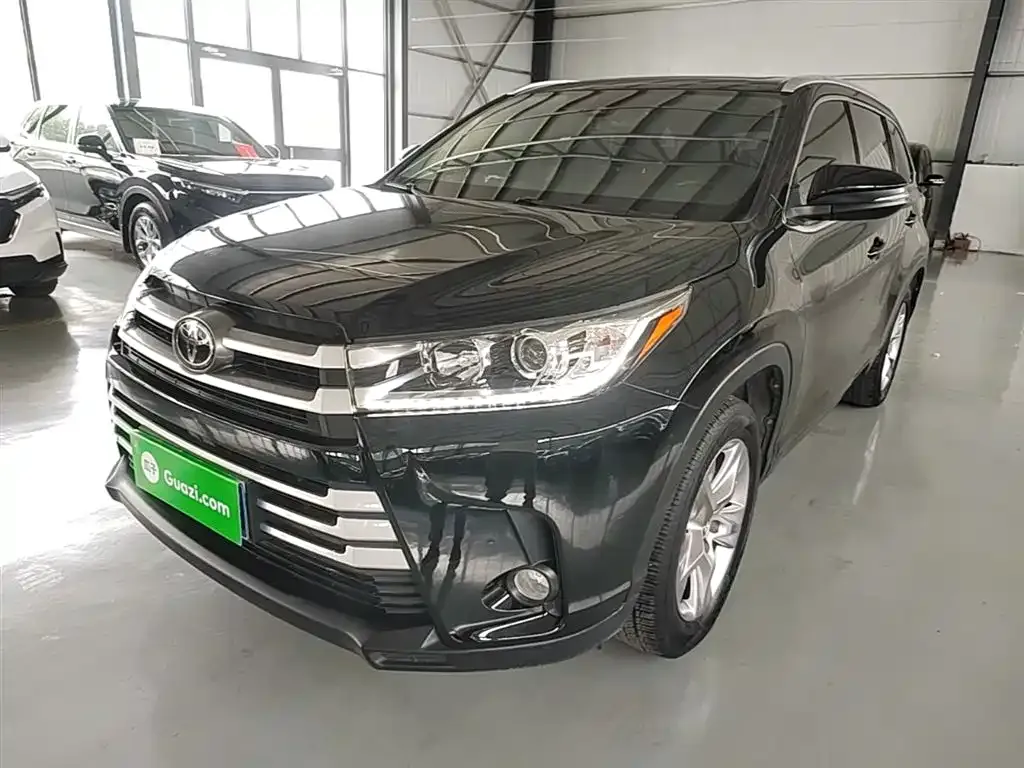 Toyota Highlander — фото 1