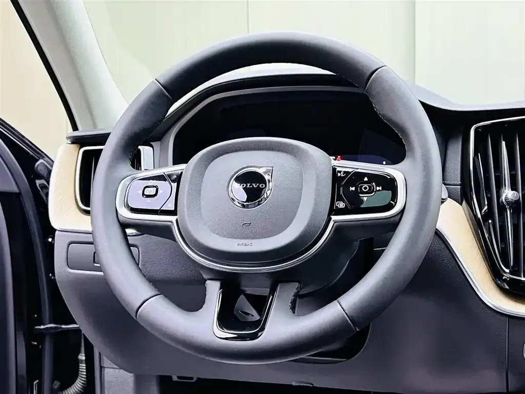 Volvo XC60 — фото 2