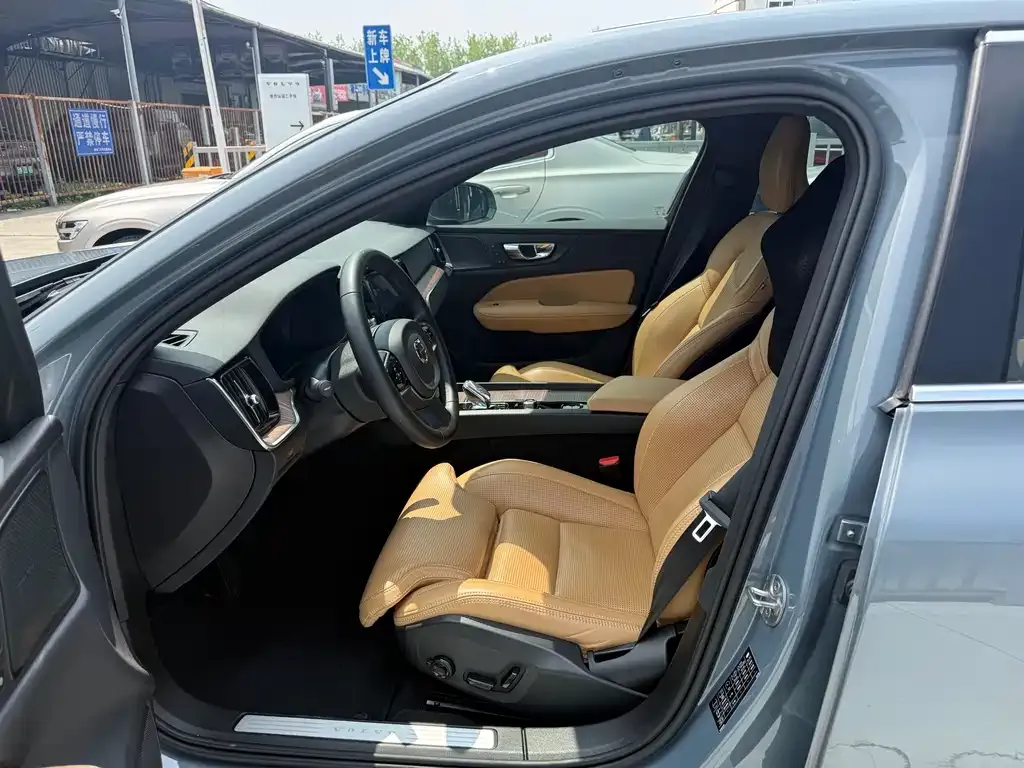 Volvo S60 2023 из CN, фото 2
