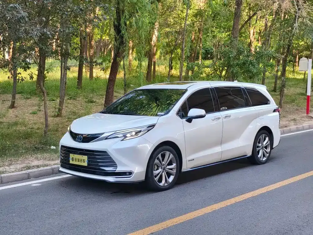 Toyota Sienna — фото 1