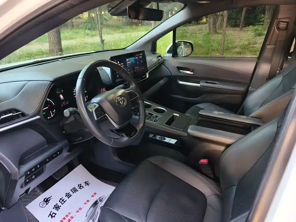 Toyota Sienna — фото 3