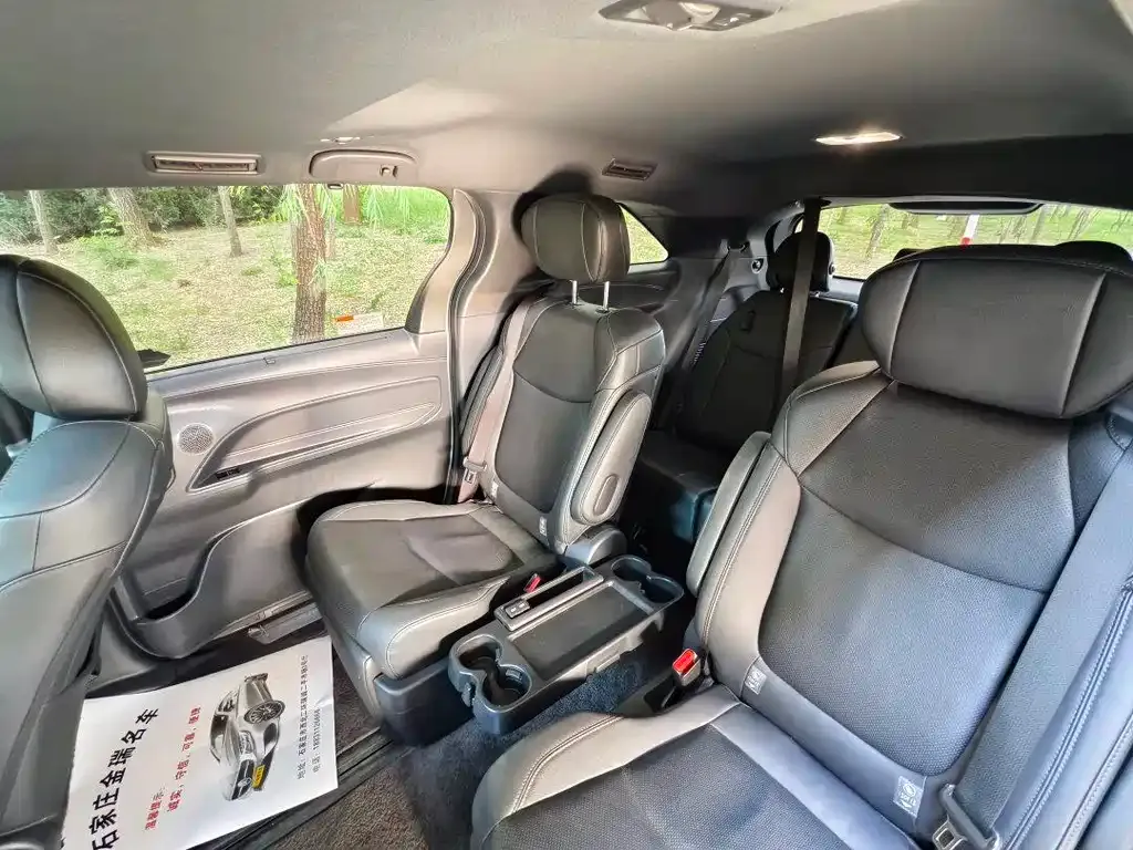 Toyota Sienna — фото 4