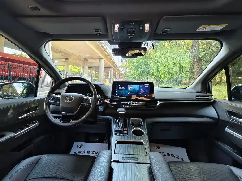 Toyota Sienna — фото 2