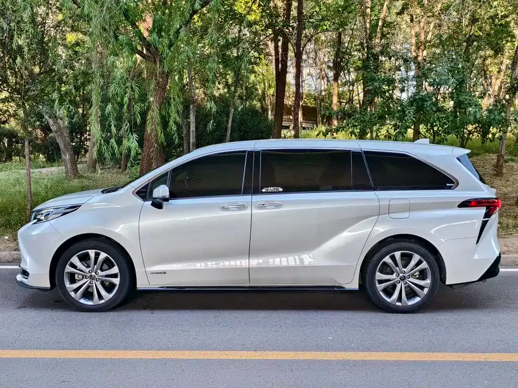 Toyota Sienna — фото 8