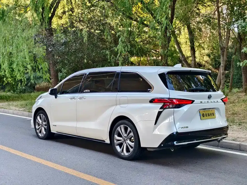 Toyota Sienna — фото 9