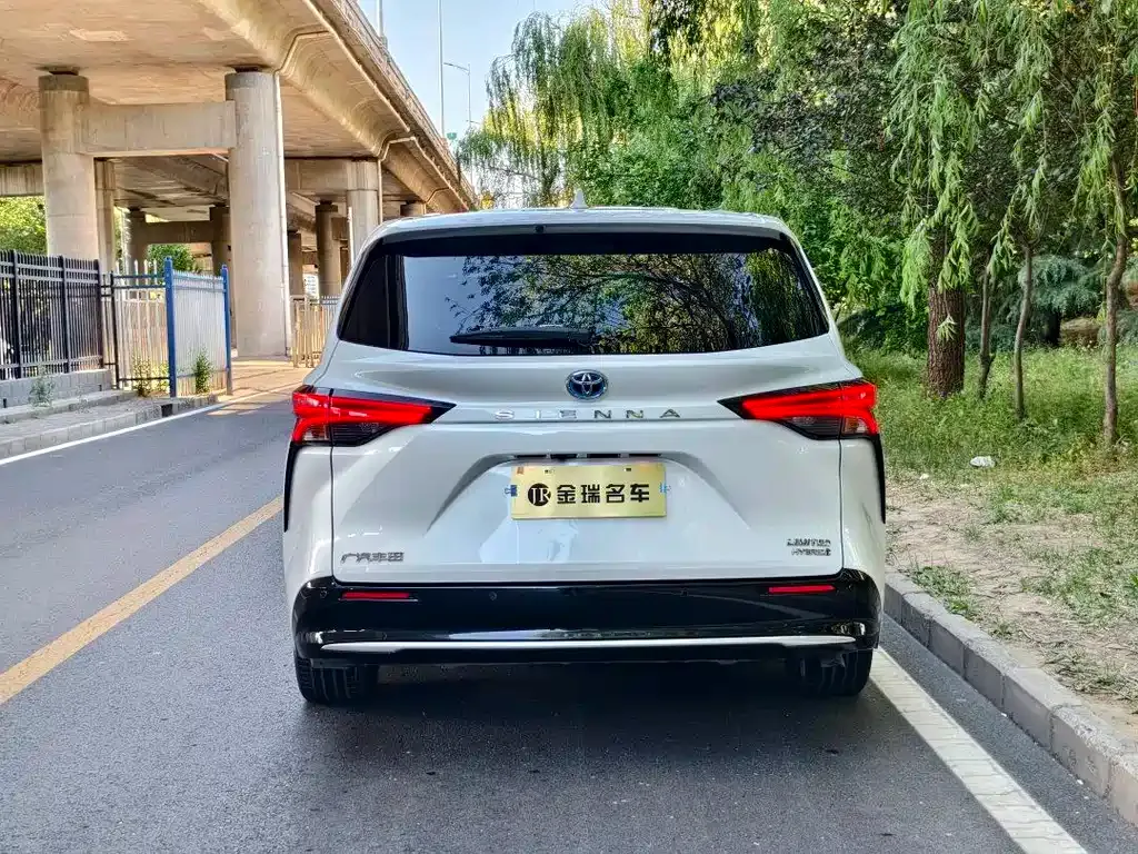 Toyota Sienna — фото 7
