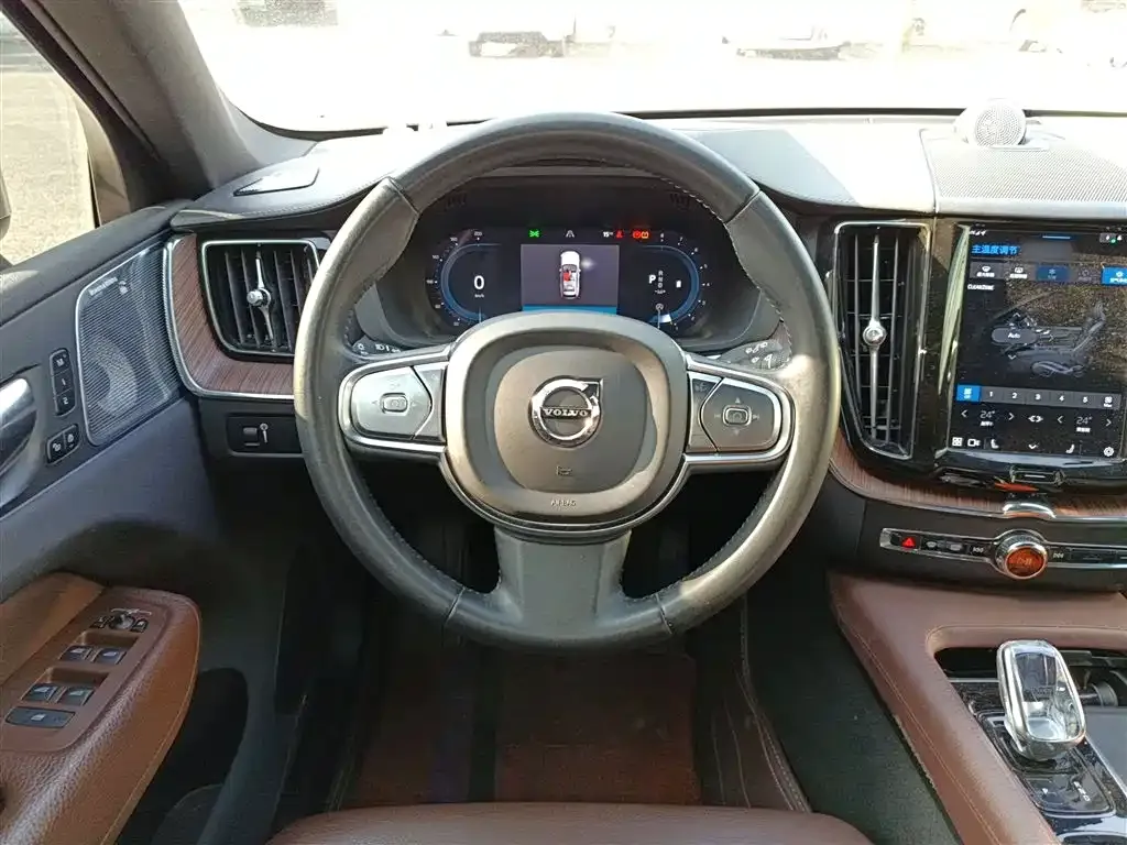 Volvo XC60 — фото 10