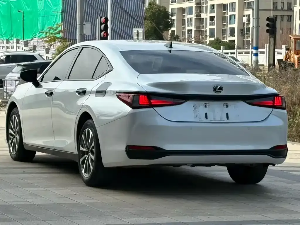Lexus ES — фото 8