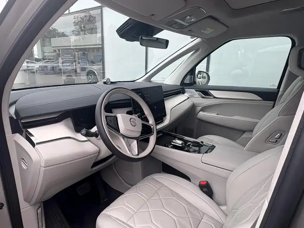 Volvo EM90 2024 из CN, фото 4