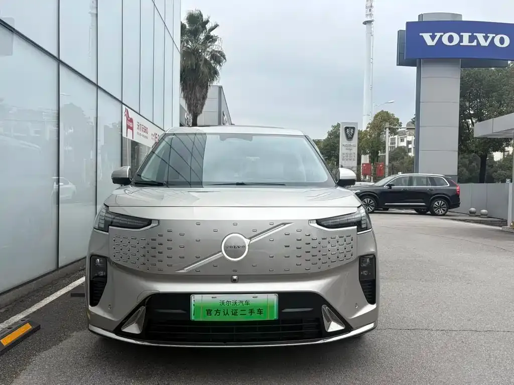 Volvo EM90 2024 из CN, фото 3