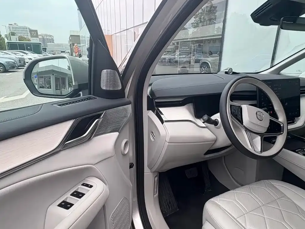 Volvo EM90 2024 из CN, фото 9