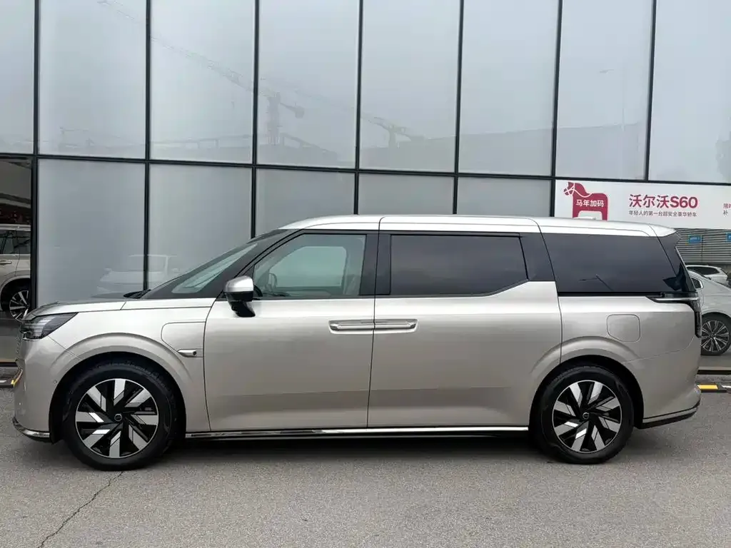 Volvo EM90 2024 из CN, фото 5