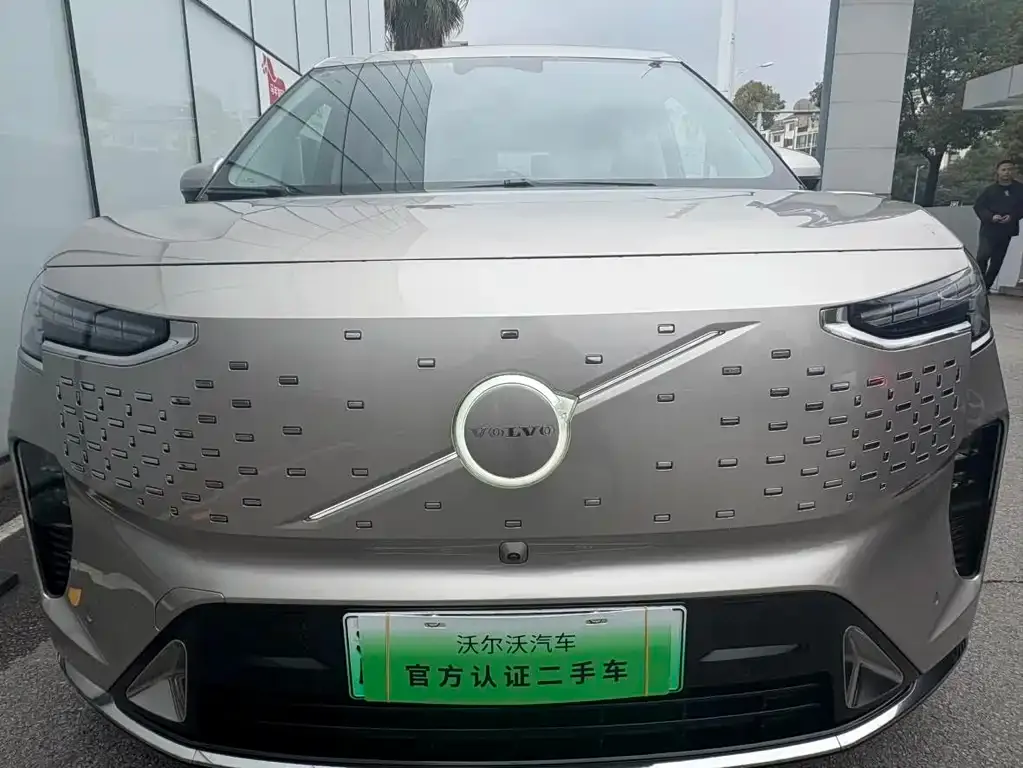 Volvo EM90 2024 из CN, фото 7