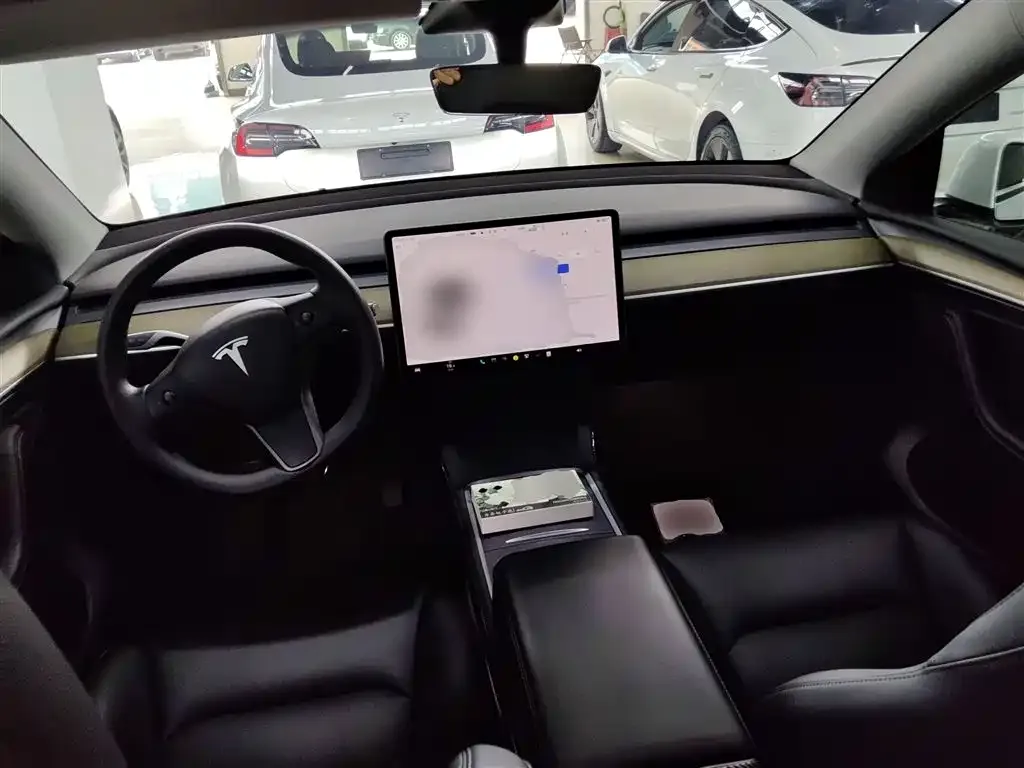 Tesla Model Y — фото 10