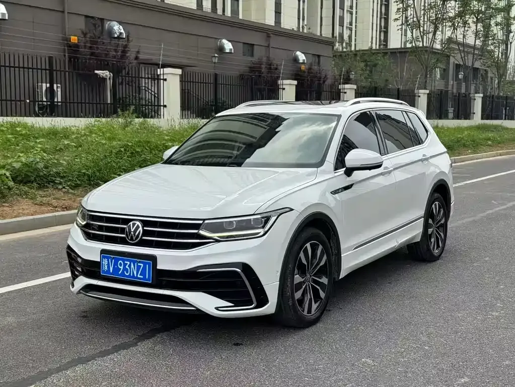 Volkswagen Tiguan L — фото 1